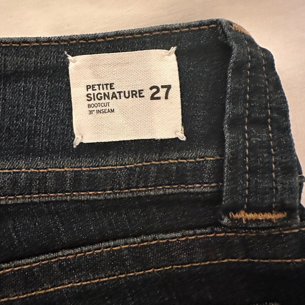 Brand new Hudson Petite Signature bootcut jeans 31” inseam. Dark blue Size 27